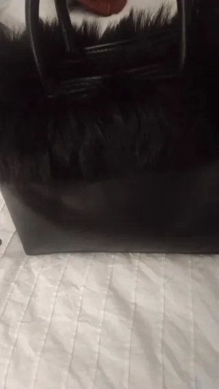 Bolso negro con pelo