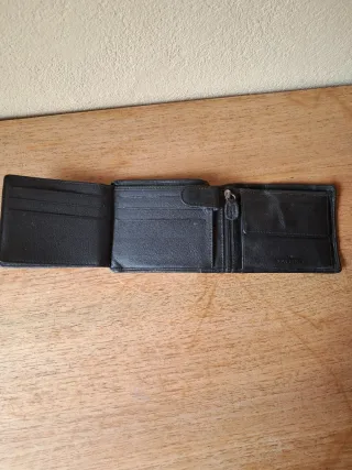 Cartera de piel negra
