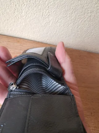 Cartera de piel negra