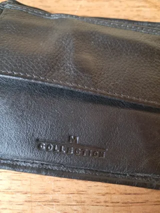 Cartera de piel negra