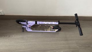 Patinete lila plegable