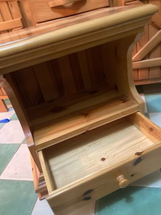 Mesita de noche rústica de madera