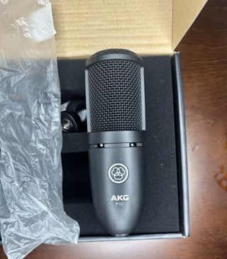 AKG P120 Micrófono Condensador + Cable XLR y antip