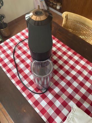 Cafetera Nespresso Negra y Dorada