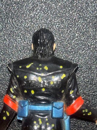 Figura Guerrero Basura con Arma