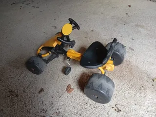 Coche infantil pedales amarillo