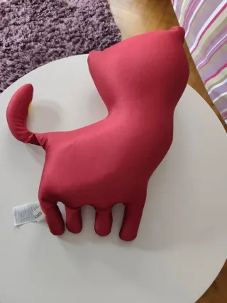 Peluche gato granate con lunares amarillos