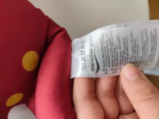 Peluche gato granate con lunares amarillos