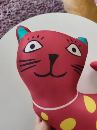 Peluche gato granate con lunares amarillos