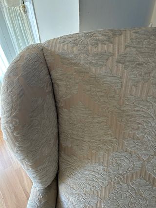 Butaca de epoca tapizada damasco y madera oscura