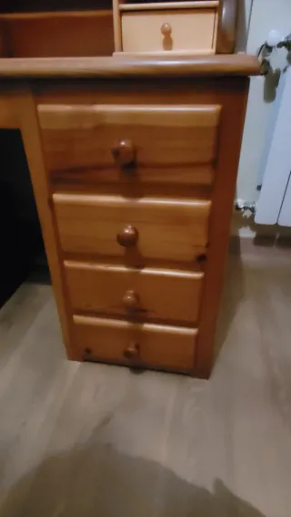 Escritorio de madera con persiana