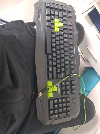 Teclado Gaming negro y verde, retroiluminado