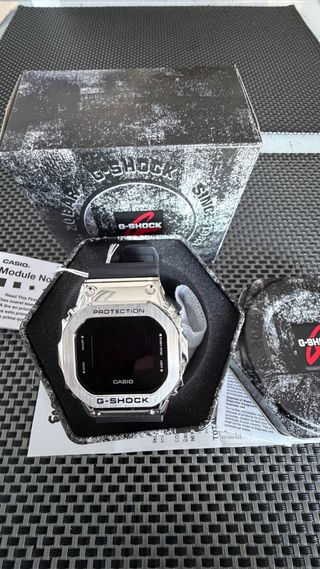 Reloj Casio GM-5600U-1ER Plata y Negro