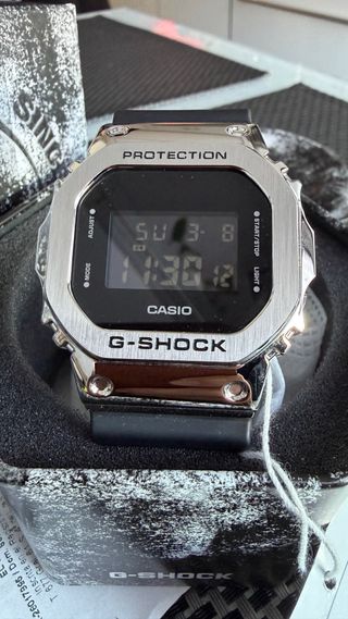Reloj Casio GM-5600U-1ER Plata y Negro