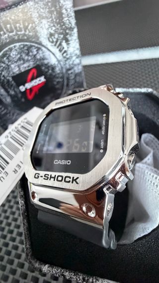 Reloj Casio GM-5600U-1ER Plata y Negro