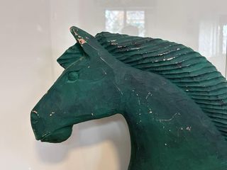 Escultura caballo madera verde