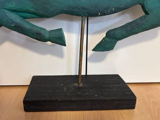 Escultura caballo madera verde