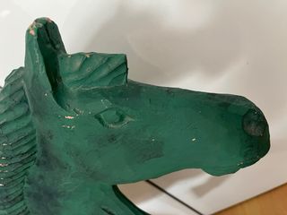 Escultura caballo madera verde