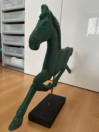 Escultura caballo madera verde
