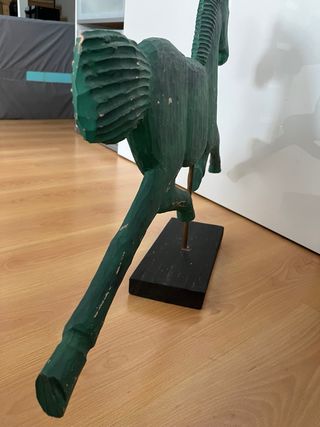 Escultura caballo madera verde