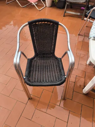URGE 4 Sillas terraza metal/mimbre por 30 euros.