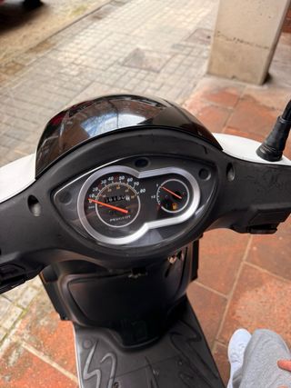 Peugeot Tweet 49cc del 2017 con baúl y pitón