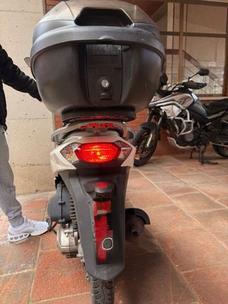 Peugeot Tweet 49cc del 2017 con baúl y pitón