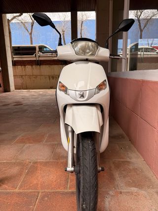 Peugeot Tweet 49cc del 2017 con baúl y pitón