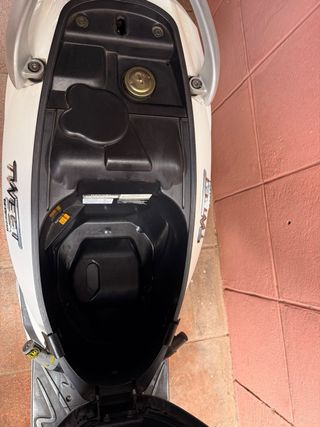 Peugeot Tweet 49cc del 2017 con baúl y pitón