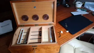 Caja guardapuros de madera y metal