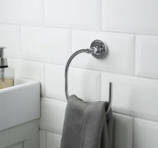 Toallero IKEA efecto cromado 21 cm. En su caja.