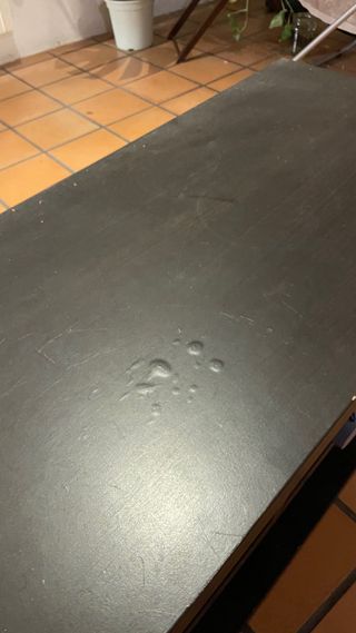 Mesa auxiliar de madera negra