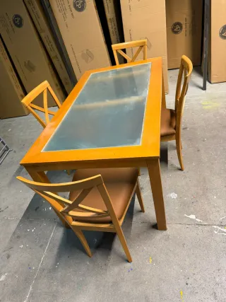 Mesa de comedor de madera con tapa de cristal