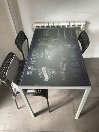 Mesa y 3 sillas cocina
