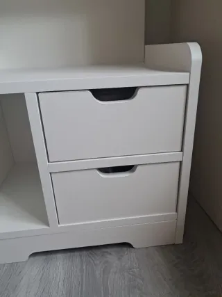 Mesita de noche blanca con cajones