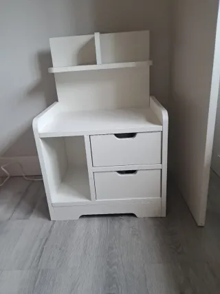 Mesita de noche blanca con cajones