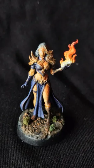 Warhammer  Miniatura Hechicera + Expositor.