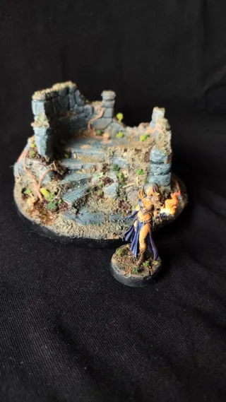 Warhammer  Miniatura Hechicera + Expositor.