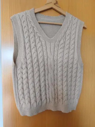 Chaleco de punto trenzado beige