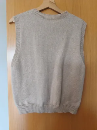 Chaleco de punto trenzado beige