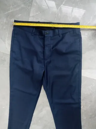 Pantalón de traje azul es una talla 50 europa