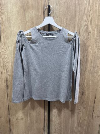 Camiseta gris hombros descubiertos manga larga