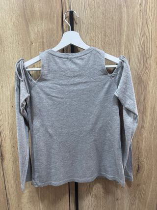 Camiseta gris hombros descubiertos manga larga