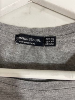 Camiseta gris hombros descubiertos manga larga