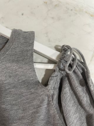 Camiseta gris hombros descubiertos manga larga