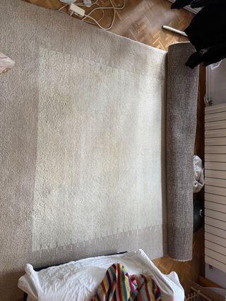 Alfombra beige y marrón