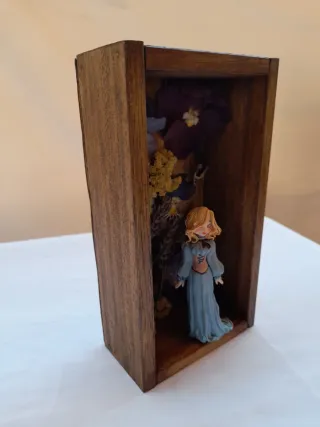 Statuina decorativa con fiori secchi