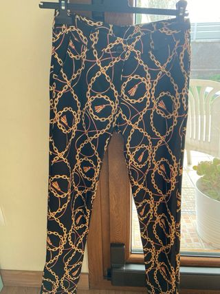 Pantalones negros con estampado de cadenas