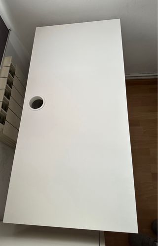 Escritorio blanco con cajón y puerta