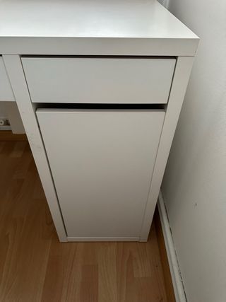 Escritorio blanco con cajón y puerta